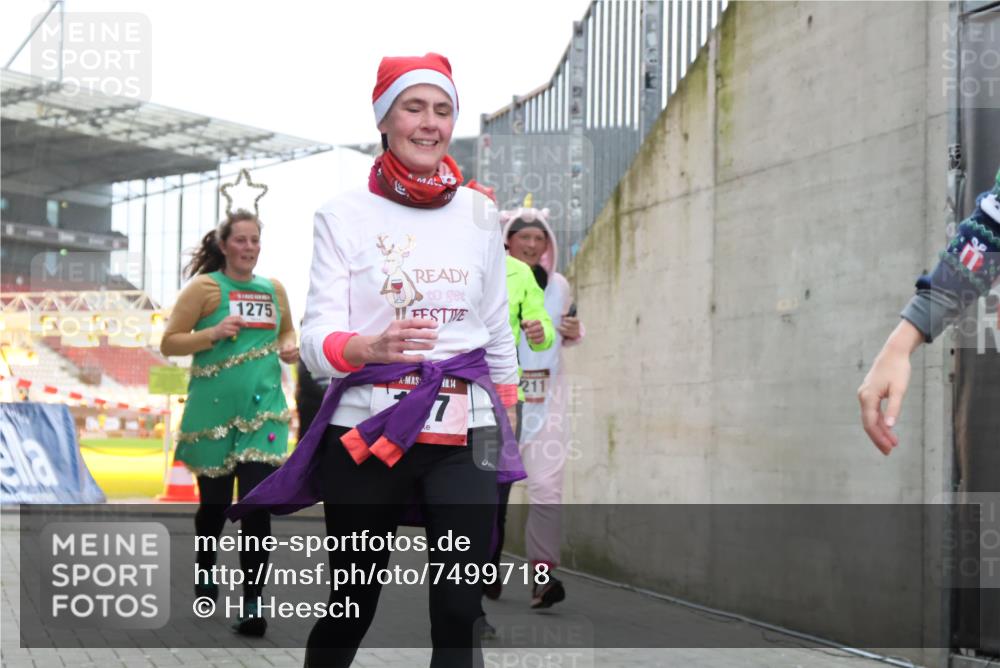 08.12.2024 - St. Pauli X-Mass-Run No. 14 H.Heesch http://msf.ph/oto/7499718 08.12.2024 10:02:56 Ziel 187, 479, 604, 609, 2334, 2371, 187, 604, 609, 1275, 2211, 2334, 2371, 2898, 3104, 3105 meine-sportfotos.de