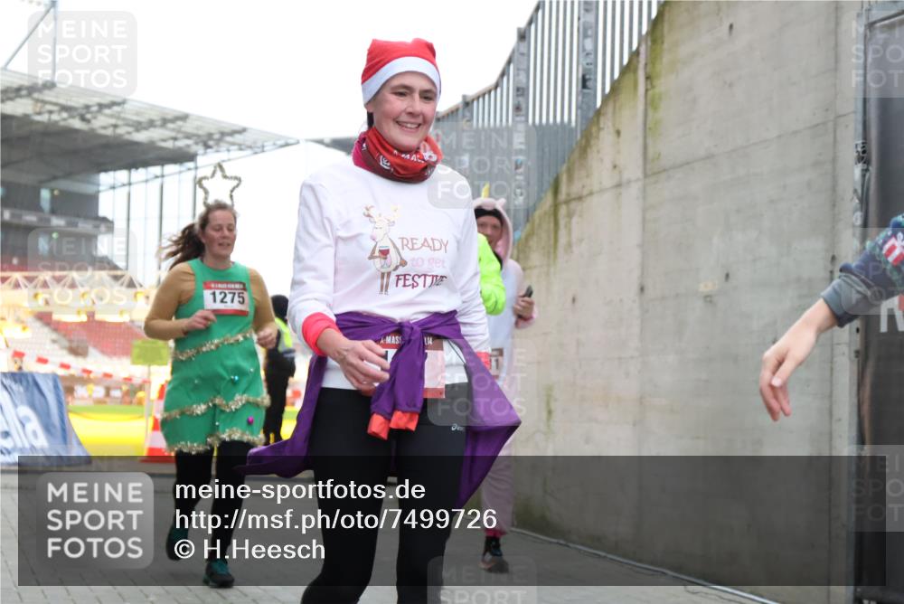 08.12.2024 - St. Pauli X-Mass-Run No. 14 H.Heesch http://msf.ph/oto/7499726 08.12.2024 10:02:56 Ziel 187, 479, 604, 609, 2334, 2371, 187, 604, 609, 1275, 2211, 2334, 2371, 2898, 3104, 3105 meine-sportfotos.de