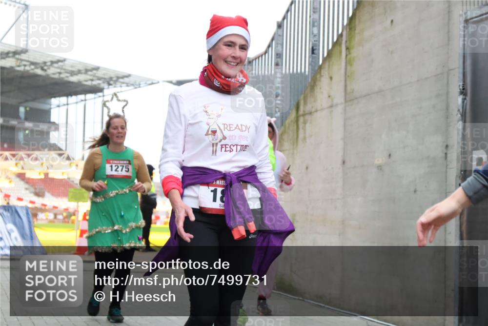 08.12.2024 - St. Pauli X-Mass-Run No. 14 H.Heesch http://msf.ph/oto/7499731 08.12.2024 10:02:56 Ziel 187, 479, 604, 609, 2334, 2371, 187, 604, 609, 1275, 2211, 2334, 2371, 2898, 3104, 3105 meine-sportfotos.de