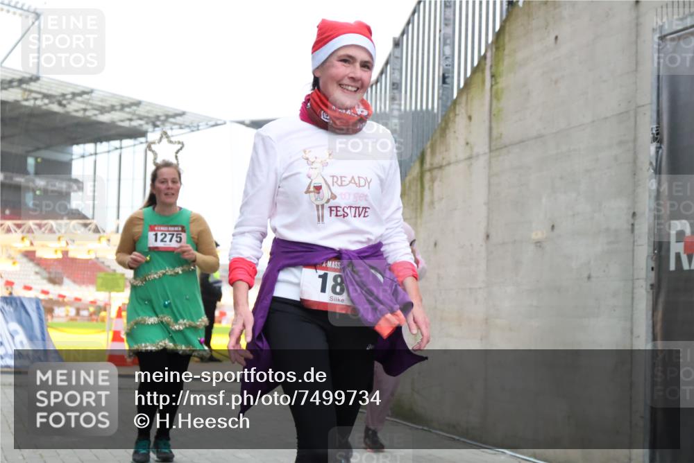08.12.2024 - St. Pauli X-Mass-Run No. 14 H.Heesch http://msf.ph/oto/7499734 08.12.2024 10:02:56 Ziel 187, 479, 604, 609, 2334, 2371, 187, 604, 609, 1275, 2211, 2334, 2371, 2898, 3104, 3105 meine-sportfotos.de