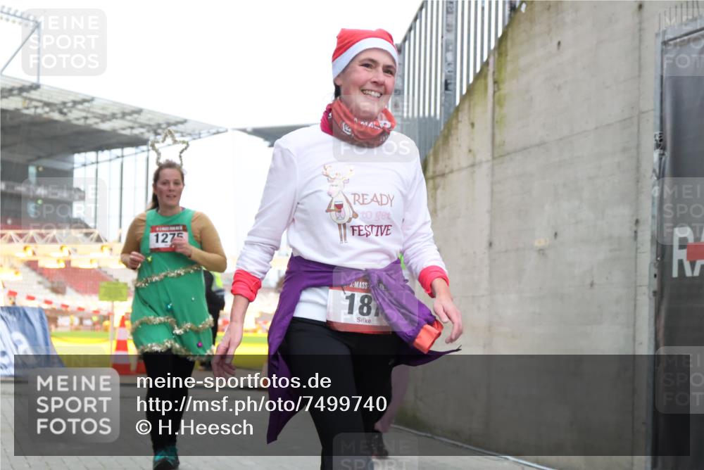 08.12.2024 - St. Pauli X-Mass-Run No. 14 H.Heesch http://msf.ph/oto/7499740 08.12.2024 10:02:56 Ziel 187, 479, 604, 609, 2334, 2371, 187, 604, 609, 1275, 2211, 2334, 2371, 2898, 3104, 3105 meine-sportfotos.de