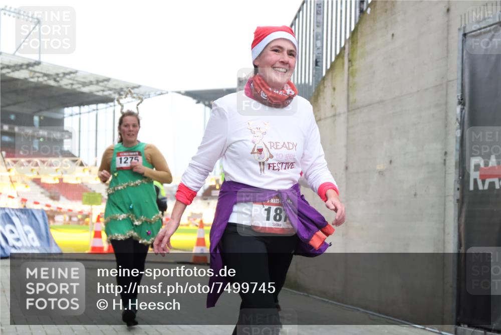 08.12.2024 - St. Pauli X-Mass-Run No. 14 H.Heesch http://msf.ph/oto/7499745 08.12.2024 10:02:56 Ziel 187, 479, 604, 609, 2334, 2371, 187, 604, 609, 1275, 2211, 2334, 2371, 2898, 3104, 3105 meine-sportfotos.de