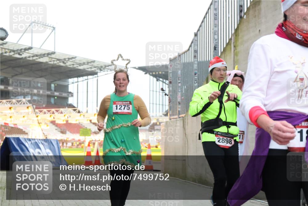 08.12.2024 - St. Pauli X-Mass-Run No. 14 H.Heesch http://msf.ph/oto/7499752 08.12.2024 10:02:57 Ziel 187, 479, 604, 609, 2211, 2334, 2371, 187, 1018, 1275, 2211, 2334, 2371, 2426, 2898, 3104, 3105 meine-sportfotos.de