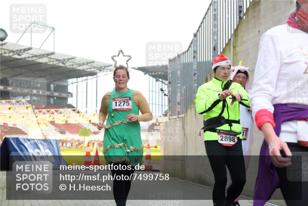 08.12.2024 - St. Pauli X-Mass-Run No. 14 H.Heesch http://msf.ph/oto/7499758 08.12.2024 10:02:57 Ziel 187, 479, 604, 609, 2211, 2334, 2371, 187, 1018, 1275, 2211, 2334, 2371, 2426, 2898, 3104, 3105 meine-sportfotos.de