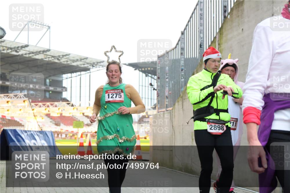 08.12.2024 - St. Pauli X-Mass-Run No. 14 H.Heesch http://msf.ph/oto/7499764 08.12.2024 10:02:57 Ziel 187, 479, 604, 609, 2211, 2334, 2371, 187, 1018, 1275, 2211, 2334, 2371, 2426, 2898, 3104, 3105 meine-sportfotos.de