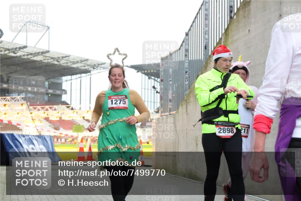 08.12.2024 - St. Pauli X-Mass-Run No. 14 H.Heesch http://msf.ph/oto/7499770 08.12.2024 10:02:57 Ziel 187, 479, 604, 609, 2211, 2334, 2371, 187, 1018, 1275, 2211, 2334, 2371, 2426, 2898, 3104, 3105 meine-sportfotos.de