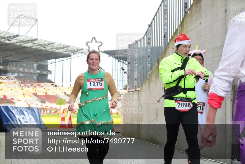 08.12.2024 - St. Pauli X-Mass-Run No. 14 H.Heesch http://msf.ph/oto/7499777 08.12.2024 10:02:57 Ziel 187, 479, 604, 609, 2211, 2334, 2371, 187, 1018, 1275, 2211, 2334, 2371, 2426, 2898, 3104, 3105 meine-sportfotos.de
