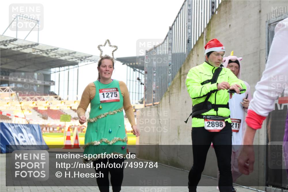 08.12.2024 - St. Pauli X-Mass-Run No. 14 H.Heesch http://msf.ph/oto/7499784 08.12.2024 10:02:57 Ziel 187, 479, 604, 609, 2211, 2334, 2371, 187, 1018, 1275, 2211, 2334, 2371, 2426, 2898, 3104, 3105 meine-sportfotos.de