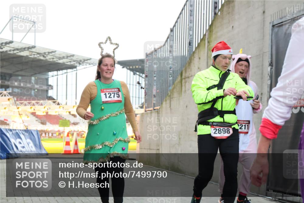 08.12.2024 - St. Pauli X-Mass-Run No. 14 H.Heesch http://msf.ph/oto/7499790 08.12.2024 10:02:58 Ziel 187, 479, 604, 609, 1275, 2211, 2334, 2371, 2898, 187, 1018, 1275, 2211, 2426, 2898, 3104, 3105 meine-sportfotos.de