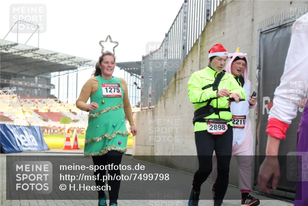 08.12.2024 - St. Pauli X-Mass-Run No. 14 H.Heesch http://msf.ph/oto/7499798 08.12.2024 10:02:58 Ziel 187, 479, 604, 609, 1275, 2211, 2334, 2371, 2898, 187, 1018, 1275, 2211, 2426, 2898, 3104, 3105 meine-sportfotos.de