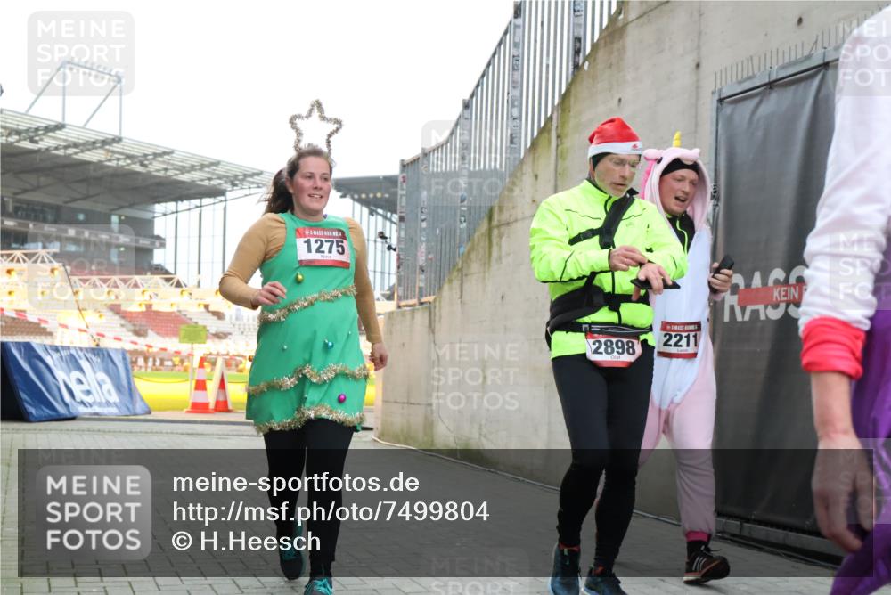 08.12.2024 - St. Pauli X-Mass-Run No. 14 H.Heesch http://msf.ph/oto/7499804 08.12.2024 10:02:58 Ziel 187, 479, 604, 609, 1275, 2211, 2334, 2371, 2898, 187, 1018, 1275, 2211, 2426, 2898, 3104, 3105 meine-sportfotos.de