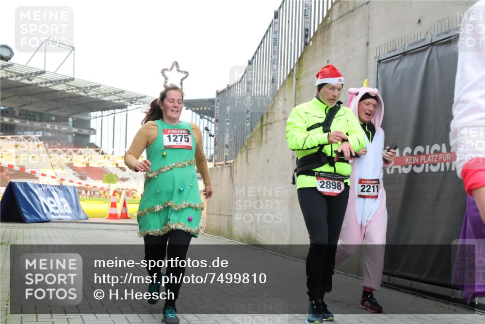 08.12.2024 - St. Pauli X-Mass-Run No. 14 H.Heesch http://msf.ph/oto/7499810 08.12.2024 10:02:58 Ziel 187, 479, 604, 609, 1275, 2211, 2334, 2371, 2898, 187, 1018, 1275, 2211, 2426, 2898, 3104, 3105 meine-sportfotos.de