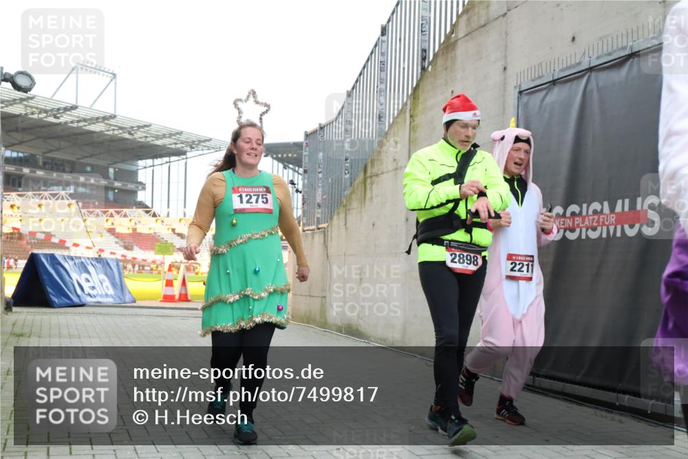 08.12.2024 - St. Pauli X-Mass-Run No. 14 H.Heesch http://msf.ph/oto/7499817 08.12.2024 10:02:58 Ziel 187, 479, 604, 609, 1275, 2211, 2334, 2371, 2898, 187, 1018, 1275, 2211, 2426, 2898, 3104, 3105 meine-sportfotos.de