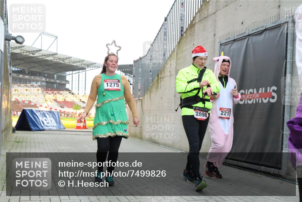 08.12.2024 - St. Pauli X-Mass-Run No. 14 H.Heesch http://msf.ph/oto/7499826 08.12.2024 10:02:58 Ziel 187, 479, 604, 609, 1275, 2211, 2334, 2371, 2898, 187, 1018, 1275, 2211, 2426, 2898, 3104, 3105 meine-sportfotos.de