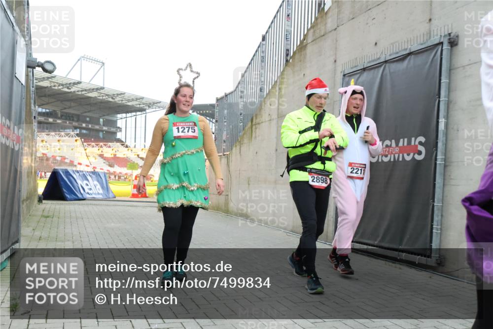 08.12.2024 - St. Pauli X-Mass-Run No. 14 H.Heesch http://msf.ph/oto/7499834 08.12.2024 10:02:58 Ziel 187, 479, 604, 609, 1275, 2211, 2334, 2371, 2898, 187, 1018, 1275, 2211, 2426, 2898, 3104, 3105 meine-sportfotos.de