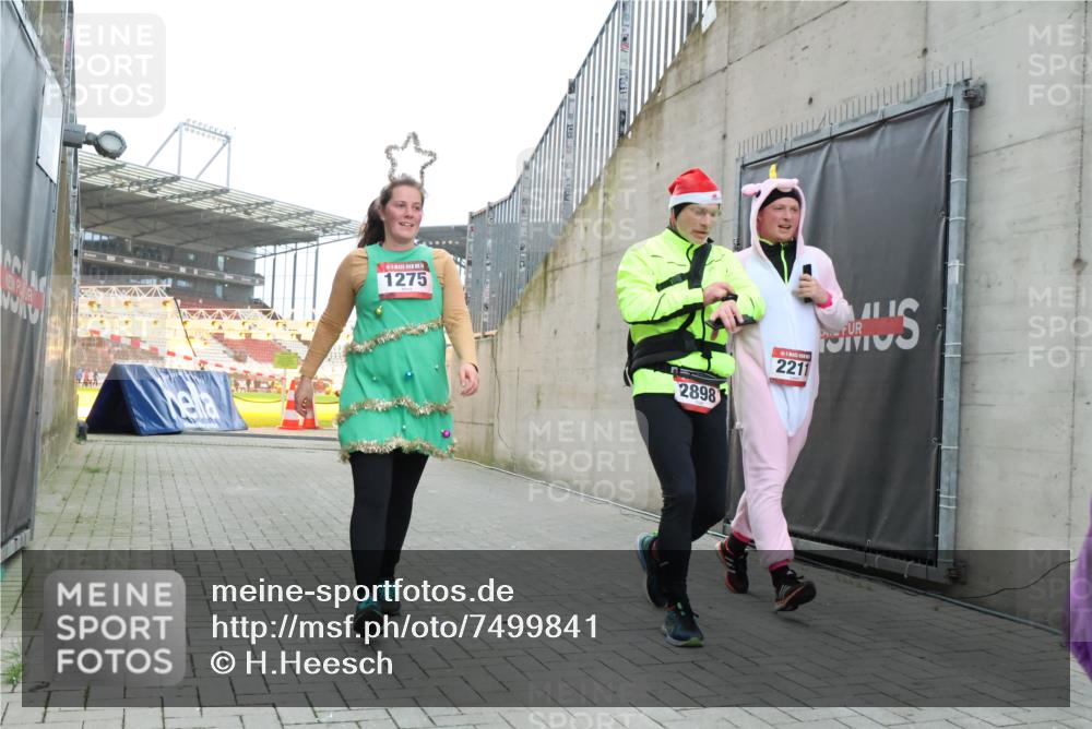 08.12.2024 - St. Pauli X-Mass-Run No. 14 H.Heesch http://msf.ph/oto/7499841 08.12.2024 10:02:58 Ziel 187, 479, 604, 609, 1275, 2211, 2334, 2371, 2898, 187, 1018, 1275, 2211, 2426, 2898, 3104, 3105 meine-sportfotos.de