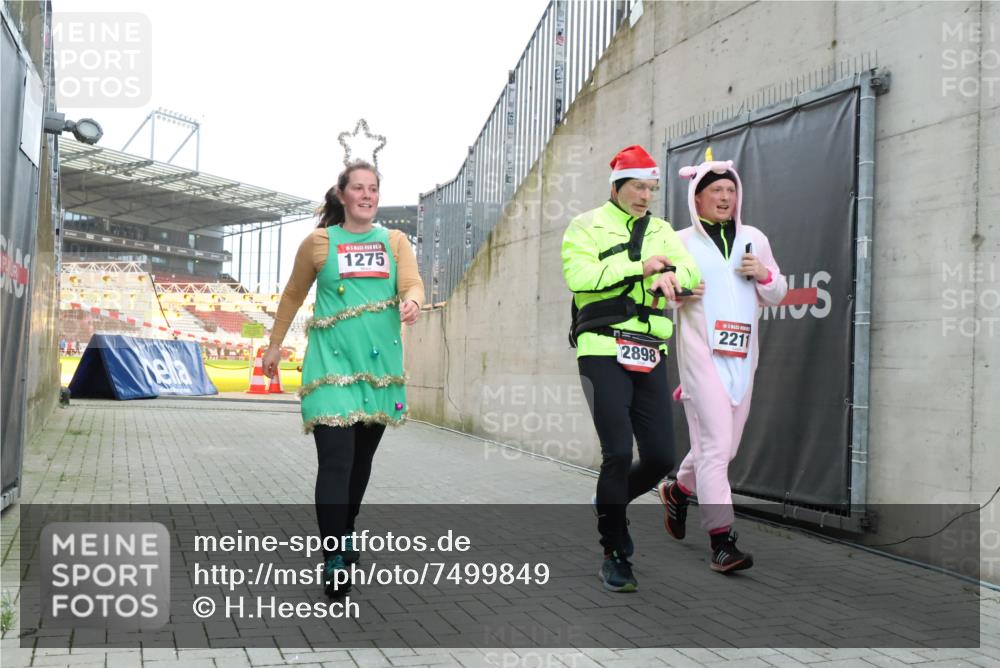 08.12.2024 - St. Pauli X-Mass-Run No. 14 H.Heesch http://msf.ph/oto/7499849 08.12.2024 10:02:58 Ziel 187, 479, 604, 609, 1275, 2211, 2334, 2371, 2898, 187, 1018, 1275, 2211, 2426, 2898, 3104, 3105 meine-sportfotos.de