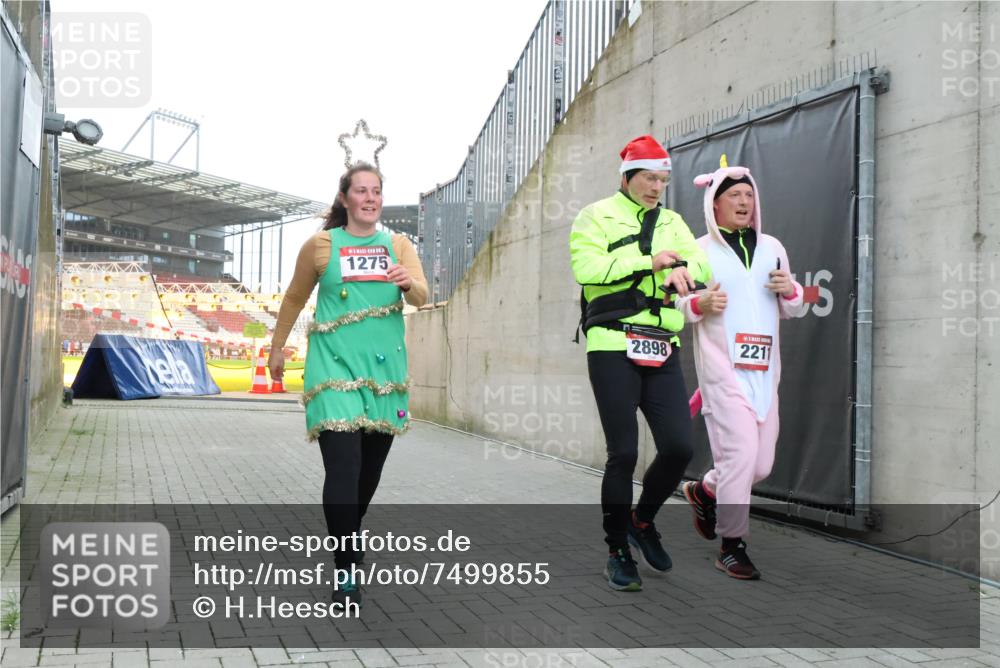 08.12.2024 - St. Pauli X-Mass-Run No. 14 H.Heesch http://msf.ph/oto/7499855 08.12.2024 10:02:58 Ziel 187, 479, 604, 609, 1275, 2211, 2334, 2371, 2898, 187, 1018, 1275, 2211, 2426, 2898, 3104, 3105 meine-sportfotos.de