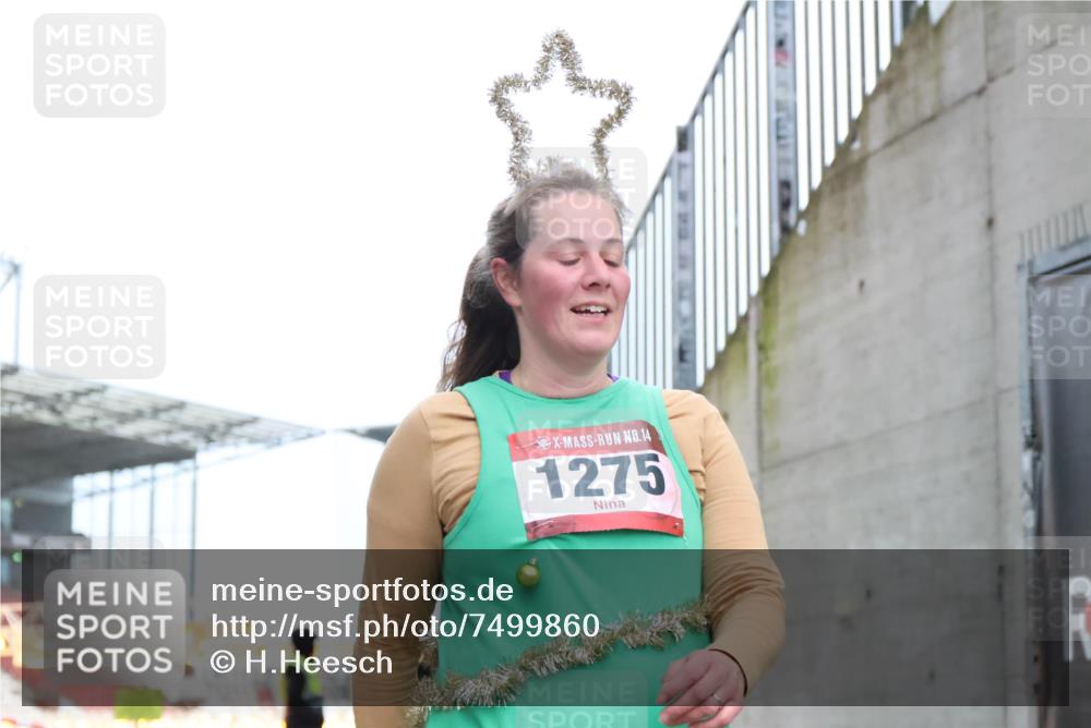 08.12.2024 - St. Pauli X-Mass-Run No. 14 H.Heesch http://msf.ph/oto/7499860 08.12.2024 10:02:59 Ziel 187, 479, 604, 609, 1275, 2211, 2334, 2371, 2898, 1018, 1275, 2211, 2426, 2898, 3104, 3105 meine-sportfotos.de