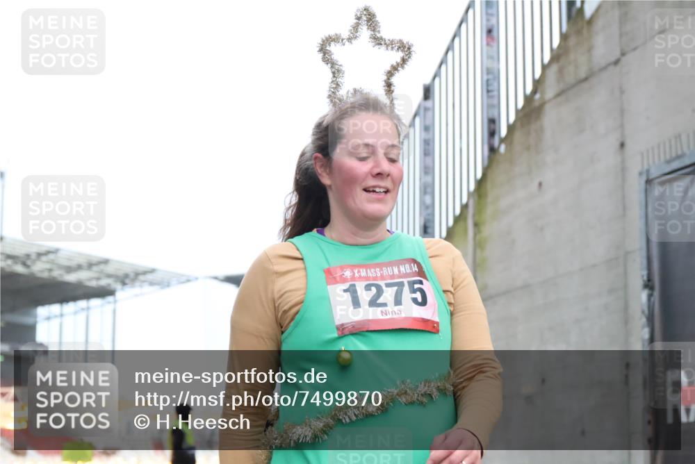 08.12.2024 - St. Pauli X-Mass-Run No. 14 H.Heesch http://msf.ph/oto/7499870 08.12.2024 10:02:59 Ziel 187, 479, 604, 609, 1275, 2211, 2334, 2371, 2898, 1018, 1275, 2211, 2426, 2898, 3104, 3105 meine-sportfotos.de