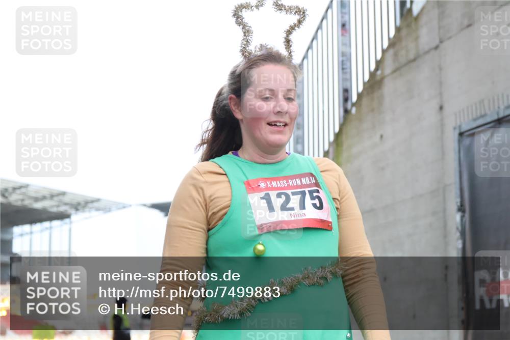 08.12.2024 - St. Pauli X-Mass-Run No. 14 H.Heesch http://msf.ph/oto/7499883 08.12.2024 10:02:59 Ziel 187, 479, 604, 609, 1275, 2211, 2334, 2371, 2898, 1018, 1275, 2211, 2426, 2898, 3104, 3105 meine-sportfotos.de