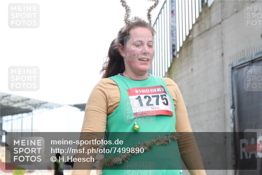 08.12.2024 - St. Pauli X-Mass-Run No. 14 H.Heesch http://msf.ph/oto/7499890 08.12.2024 10:02:59 Ziel 187, 479, 604, 609, 1275, 2211, 2334, 2371, 2898, 1018, 1275, 2211, 2426, 2898, 3104, 3105 meine-sportfotos.de