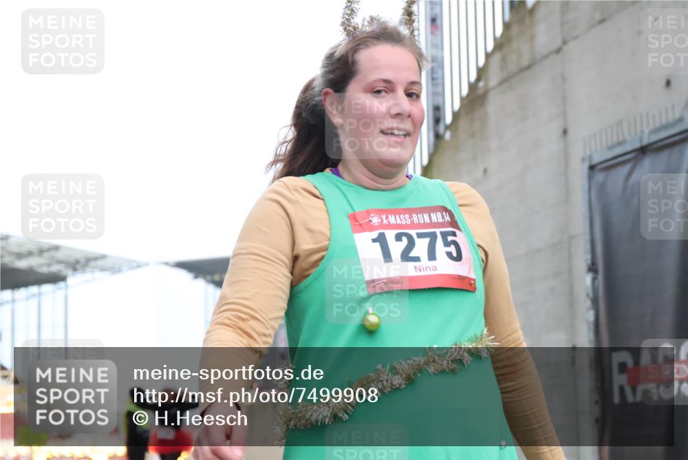 08.12.2024 - St. Pauli X-Mass-Run No. 14 H.Heesch http://msf.ph/oto/7499908 08.12.2024 10:03:00 Ziel 187, 479, 604, 609, 1275, 2211, 2334, 2371, 2898, 1018, 1275, 2426, 2898, 3104, 3105 meine-sportfotos.de