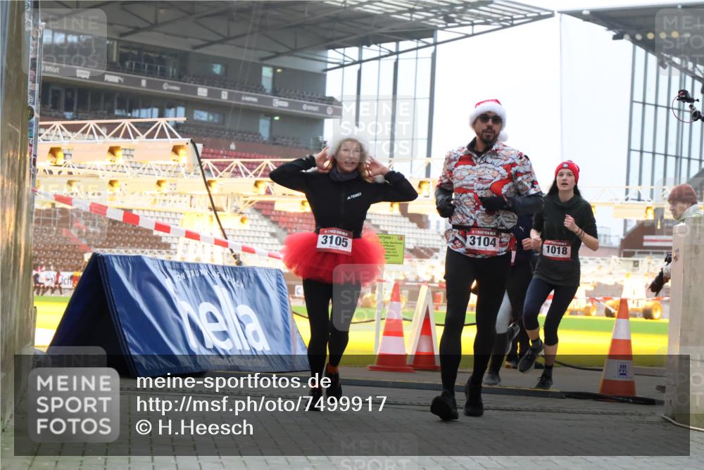 08.12.2024 - St. Pauli X-Mass-Run No. 14 H.Heesch http://msf.ph/oto/7499917 08.12.2024 10:03:01 Ziel 187, 604, 609, 1275, 2211, 2334, 2371, 2898, 1018, 2426, 3104, 3105 meine-sportfotos.de