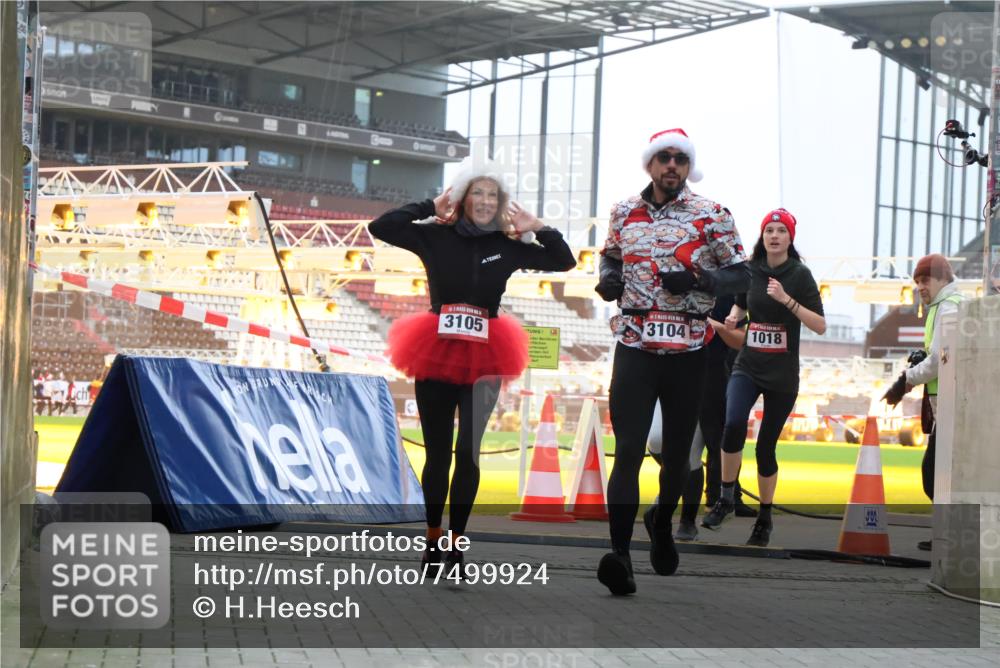 08.12.2024 - St. Pauli X-Mass-Run No. 14 H.Heesch http://msf.ph/oto/7499924 08.12.2024 10:03:02 Ziel 187, 604, 609, 1275, 2211, 2334, 2371, 2898, 1018, 2426, 3104, 3105 meine-sportfotos.de