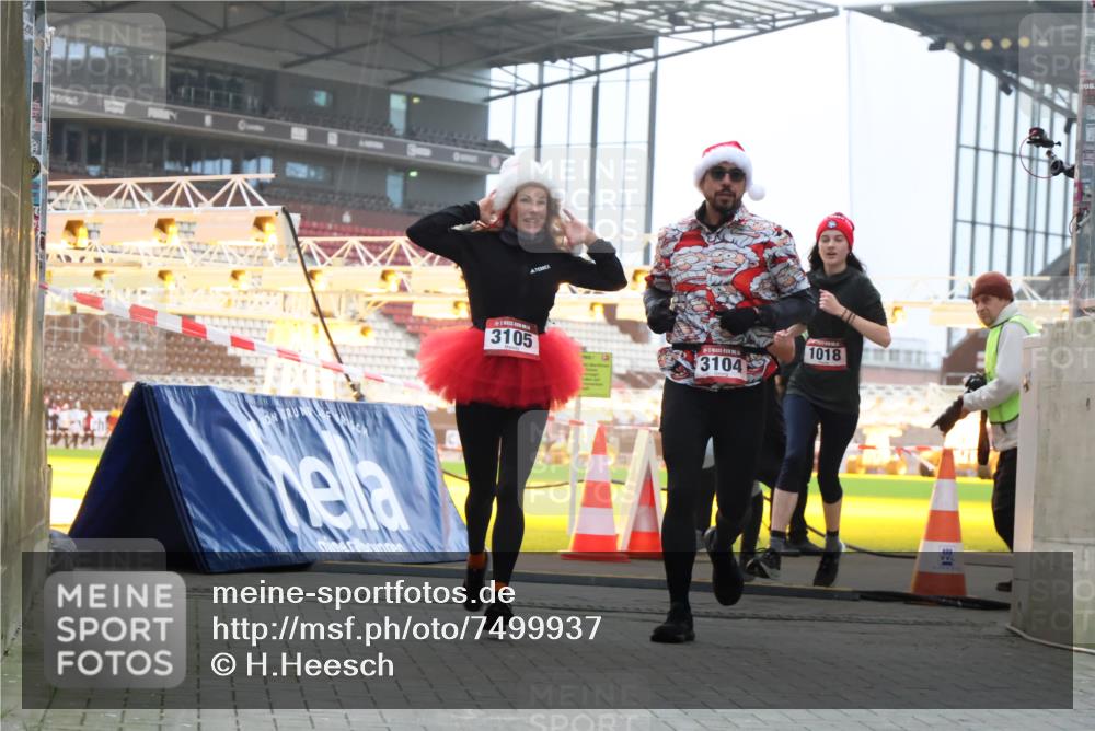 08.12.2024 - St. Pauli X-Mass-Run No. 14 H.Heesch http://msf.ph/oto/7499937 08.12.2024 10:03:02 Ziel 187, 604, 609, 1275, 2211, 2334, 2371, 2898, 1018, 2426, 3104, 3105 meine-sportfotos.de