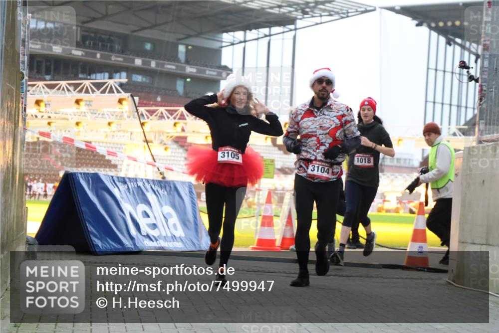 08.12.2024 - St. Pauli X-Mass-Run No. 14 H.Heesch http://msf.ph/oto/7499947 08.12.2024 10:03:02 Ziel 187, 604, 609, 1275, 2211, 2334, 2371, 2898, 1018, 2426, 3104, 3105 meine-sportfotos.de