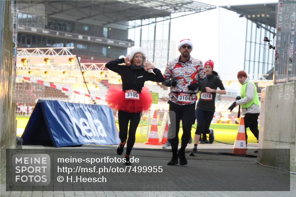 08.12.2024 - St. Pauli X-Mass-Run No. 14 H.Heesch http://msf.ph/oto/7499955 08.12.2024 10:03:02 Ziel 187, 604, 609, 1275, 2211, 2334, 2371, 2898, 1018, 2426, 3104, 3105 meine-sportfotos.de