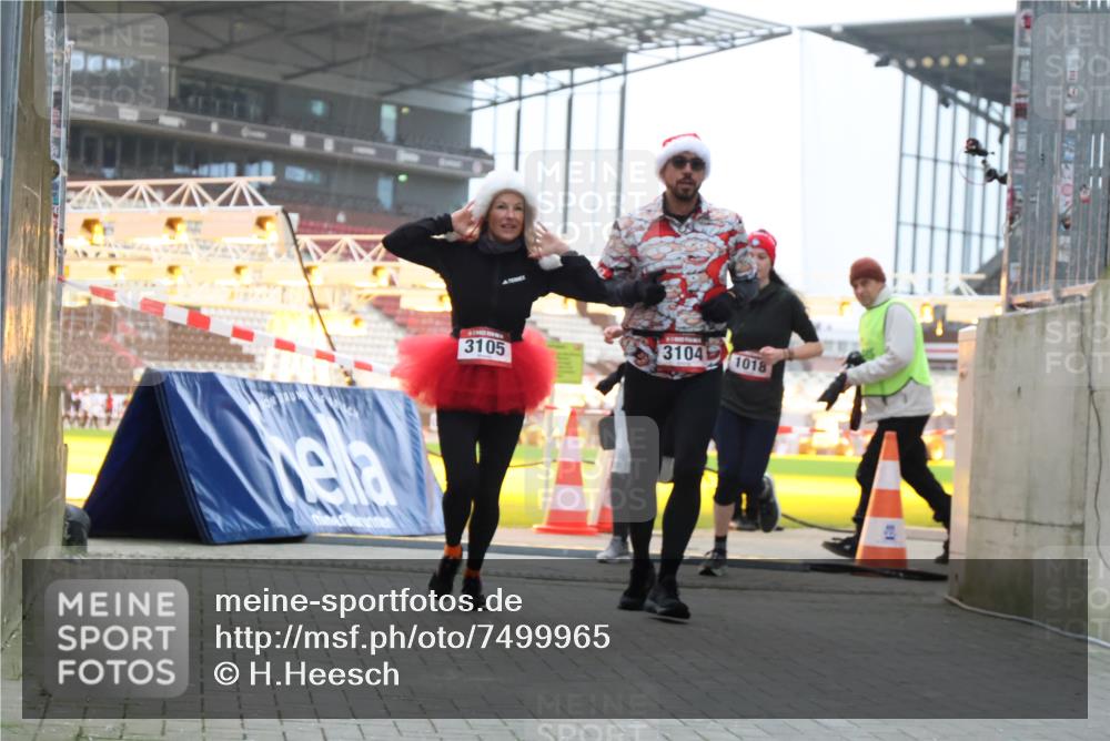 08.12.2024 - St. Pauli X-Mass-Run No. 14 H.Heesch http://msf.ph/oto/7499965 08.12.2024 10:03:02 Ziel 187, 604, 609, 1275, 2211, 2334, 2371, 2898, 1018, 2426, 3104, 3105 meine-sportfotos.de