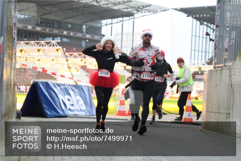 08.12.2024 - St. Pauli X-Mass-Run No. 14 H.Heesch http://msf.ph/oto/7499971 08.12.2024 10:03:02 Ziel 187, 604, 609, 1275, 2211, 2334, 2371, 2898, 1018, 2426, 3104, 3105 meine-sportfotos.de