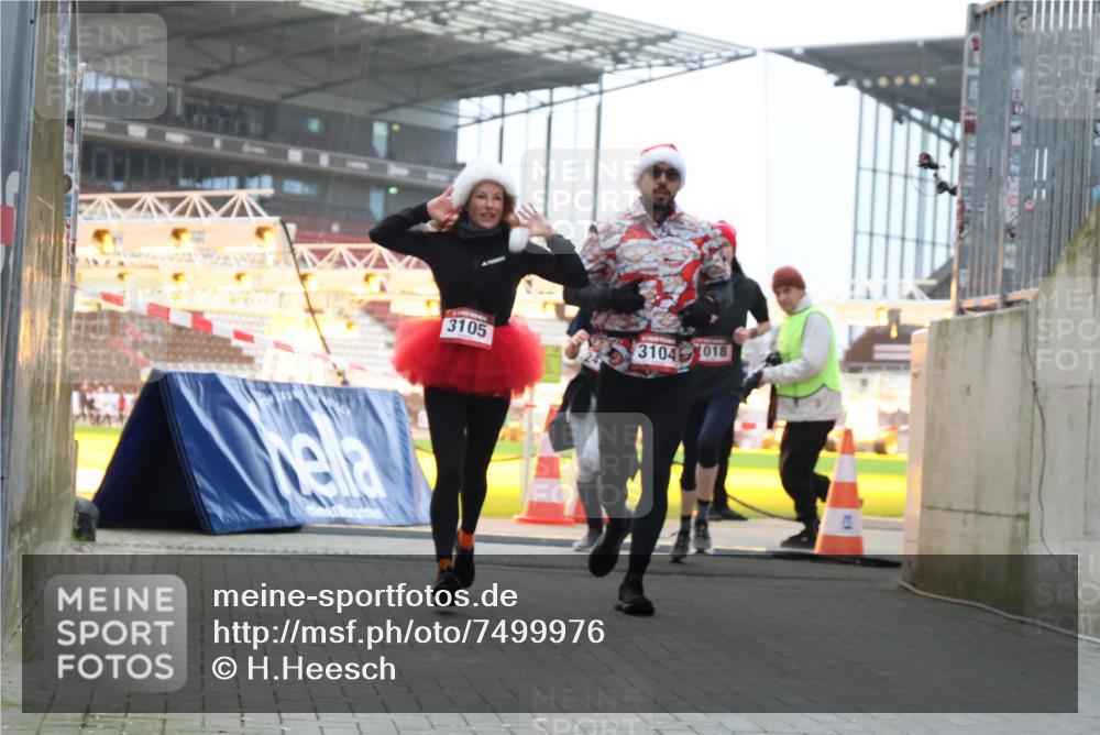 08.12.2024 - St. Pauli X-Mass-Run No. 14 H.Heesch http://msf.ph/oto/7499976 08.12.2024 10:03:02 Ziel 187, 604, 609, 1275, 2211, 2334, 2371, 2898, 1018, 2426, 3104, 3105 meine-sportfotos.de