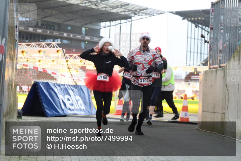 08.12.2024 - St. Pauli X-Mass-Run No. 14 H.Heesch http://msf.ph/oto/7499994 08.12.2024 10:03:02 Ziel 187, 604, 609, 1275, 2211, 2334, 2371, 2898, 1018, 2426, 3104, 3105 meine-sportfotos.de