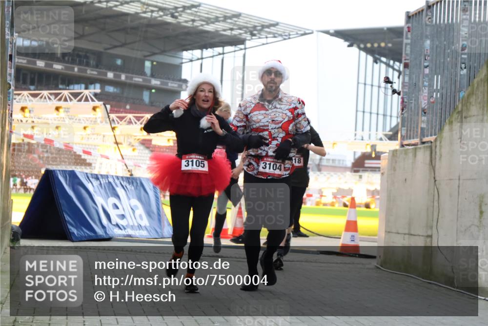 08.12.2024 - St. Pauli X-Mass-Run No. 14 H.Heesch http://msf.ph/oto/7500004 08.12.2024 10:03:02 Ziel 187, 604, 609, 1275, 2211, 2334, 2371, 2898, 1018, 2426, 3104, 3105 meine-sportfotos.de