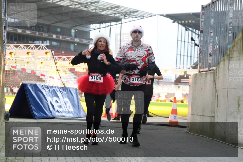 08.12.2024 - St. Pauli X-Mass-Run No. 14 H.Heesch http://msf.ph/oto/7500013 08.12.2024 10:03:03 Ziel 187, 604, 609, 1275, 2211, 2334, 2371, 2898, 345, 349, 1018, 2426, 3104, 3105 meine-sportfotos.de