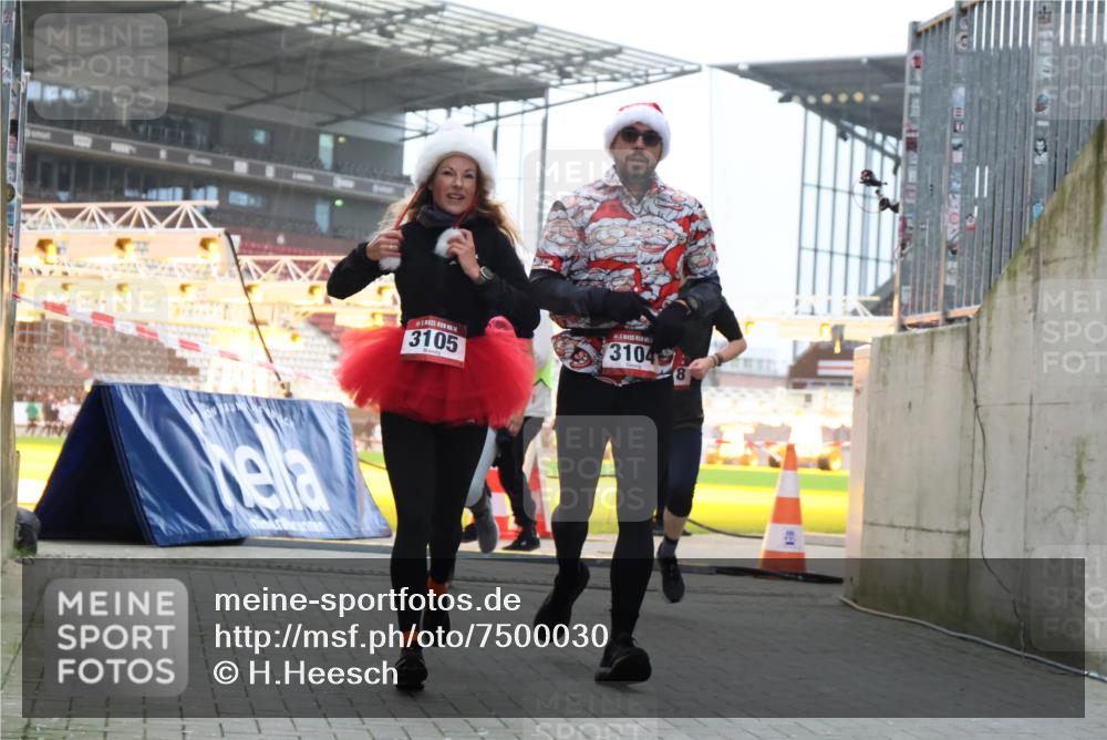 08.12.2024 - St. Pauli X-Mass-Run No. 14 H.Heesch http://msf.ph/oto/7500030 08.12.2024 10:03:03 Ziel 187, 604, 609, 1275, 2211, 2334, 2371, 2898, 345, 349, 1018, 2426, 3104, 3105 meine-sportfotos.de