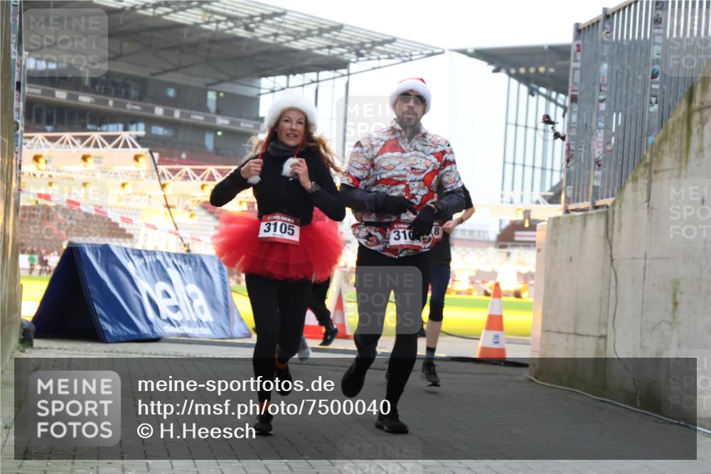 08.12.2024 - St. Pauli X-Mass-Run No. 14 H.Heesch http://msf.ph/oto/7500040 08.12.2024 10:03:03 Ziel 187, 604, 609, 1275, 2211, 2334, 2371, 2898, 345, 349, 1018, 2426, 3104, 3105 meine-sportfotos.de