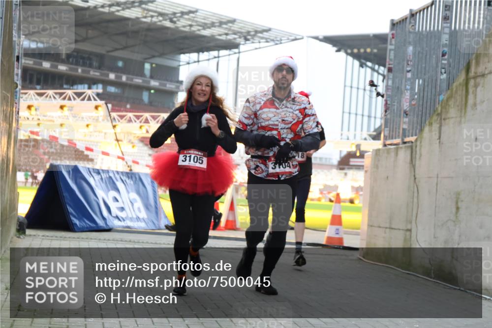 08.12.2024 - St. Pauli X-Mass-Run No. 14 H.Heesch http://msf.ph/oto/7500045 08.12.2024 10:03:03 Ziel 187, 604, 609, 1275, 2211, 2334, 2371, 2898, 345, 349, 1018, 2426, 3104, 3105 meine-sportfotos.de