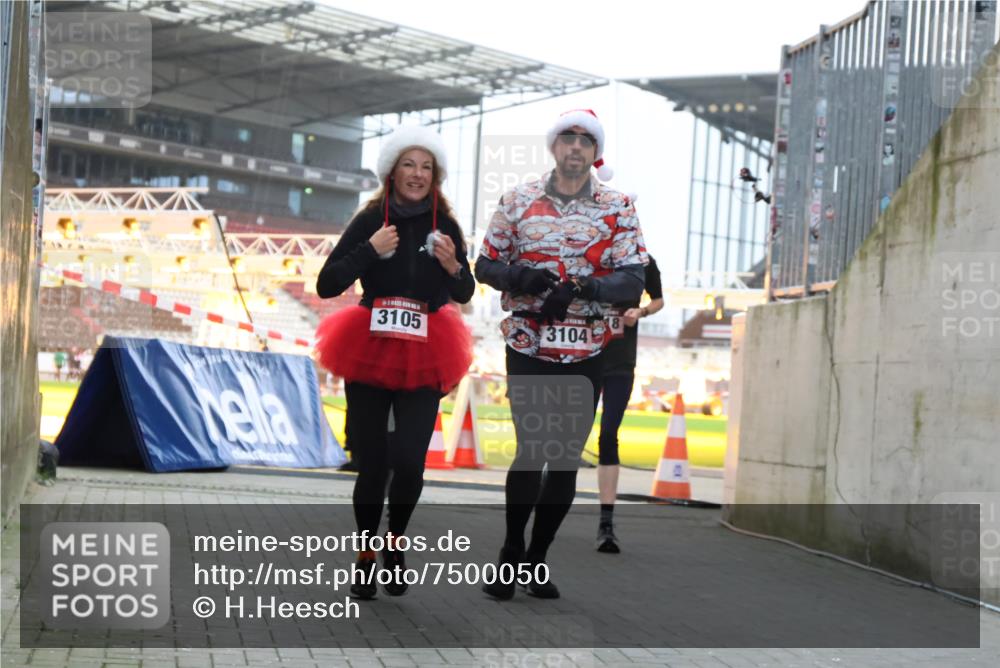 08.12.2024 - St. Pauli X-Mass-Run No. 14 H.Heesch http://msf.ph/oto/7500050 08.12.2024 10:03:03 Ziel 187, 604, 609, 1275, 2211, 2334, 2371, 2898, 345, 349, 1018, 2426, 3104, 3105 meine-sportfotos.de
