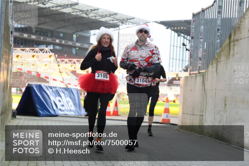 08.12.2024 - St. Pauli X-Mass-Run No. 14 H.Heesch http://msf.ph/oto/7500057 08.12.2024 10:03:03 Ziel 187, 604, 609, 1275, 2211, 2334, 2371, 2898, 345, 349, 1018, 2426, 3104, 3105 meine-sportfotos.de