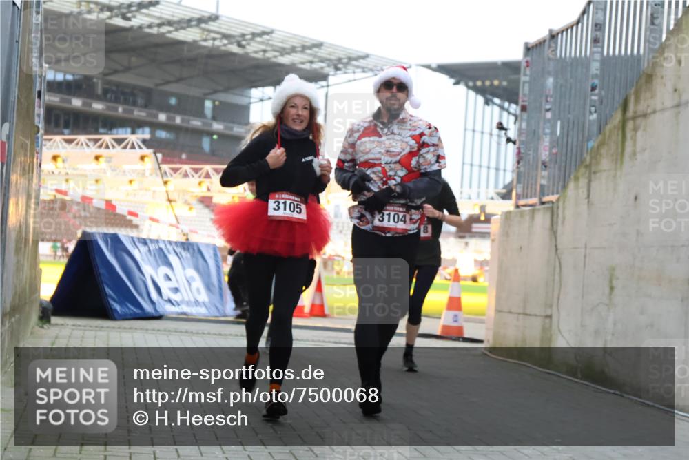08.12.2024 - St. Pauli X-Mass-Run No. 14 H.Heesch http://msf.ph/oto/7500068 08.12.2024 10:03:03 Ziel 187, 604, 609, 1275, 2211, 2334, 2371, 2898, 345, 349, 1018, 2426, 3104, 3105 meine-sportfotos.de