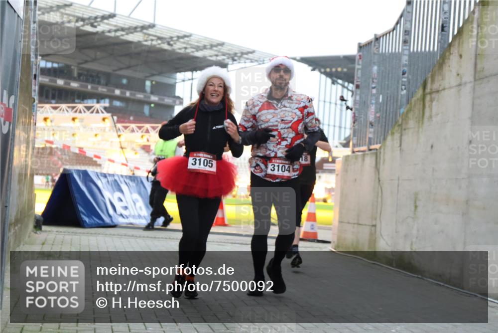 08.12.2024 - St. Pauli X-Mass-Run No. 14 H.Heesch http://msf.ph/oto/7500092 08.12.2024 10:03:03 Ziel 187, 604, 609, 1275, 2211, 2334, 2371, 2898, 345, 349, 1018, 2426, 3104, 3105 meine-sportfotos.de