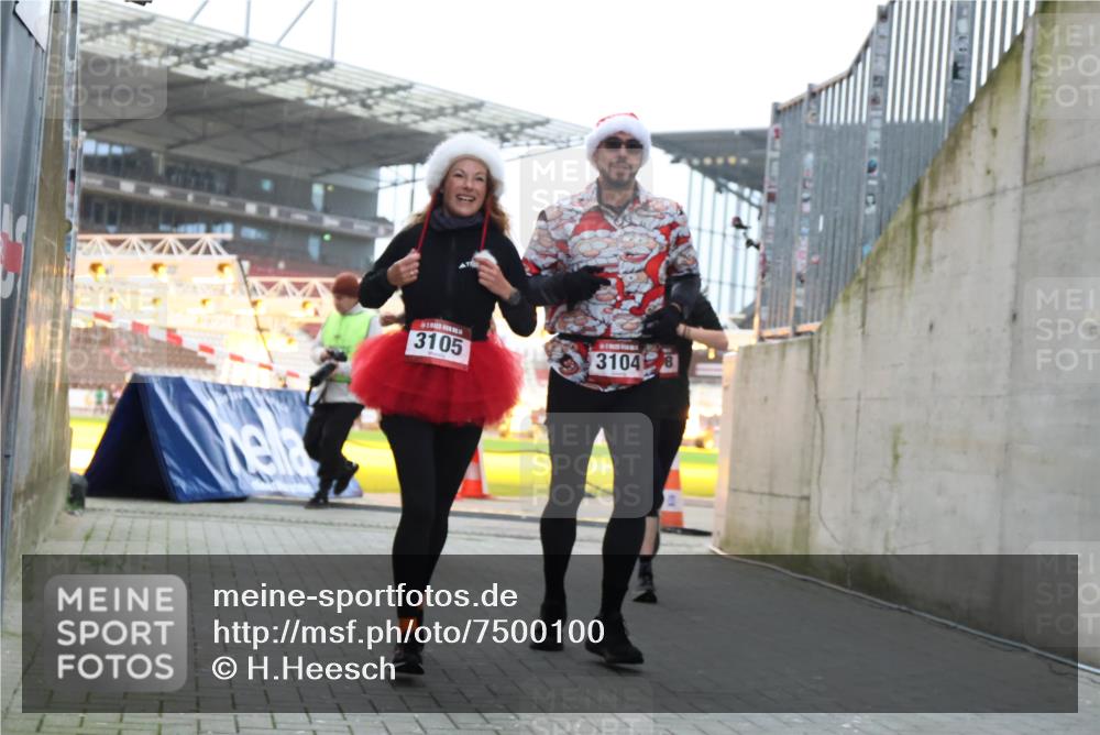 08.12.2024 - St. Pauli X-Mass-Run No. 14 H.Heesch http://msf.ph/oto/7500100 08.12.2024 10:03:03 Ziel 187, 604, 609, 1275, 2211, 2334, 2371, 2898, 345, 349, 1018, 2426, 3104, 3105 meine-sportfotos.de