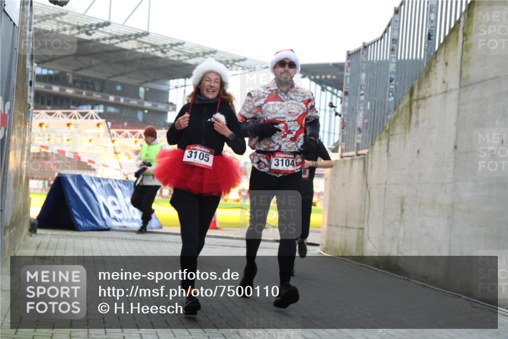 08.12.2024 - St. Pauli X-Mass-Run No. 14 H.Heesch http://msf.ph/oto/7500110 08.12.2024 10:03:03 Ziel 187, 604, 609, 1275, 2211, 2334, 2371, 2898, 345, 349, 1018, 2426, 3104, 3105 meine-sportfotos.de