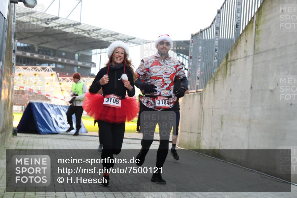 08.12.2024 - St. Pauli X-Mass-Run No. 14 H.Heesch http://msf.ph/oto/7500121 08.12.2024 10:03:03 Ziel 187, 604, 609, 1275, 2211, 2334, 2371, 2898, 345, 349, 1018, 2426, 3104, 3105 meine-sportfotos.de