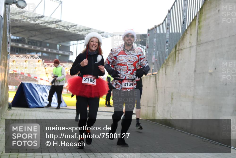 08.12.2024 - St. Pauli X-Mass-Run No. 14 H.Heesch http://msf.ph/oto/7500127 08.12.2024 10:03:04 Ziel 187, 604, 609, 1275, 2211, 2334, 2371, 2898, 3104, 3105, 345, 349, 1018, 2426, 3104, 3105 meine-sportfotos.de