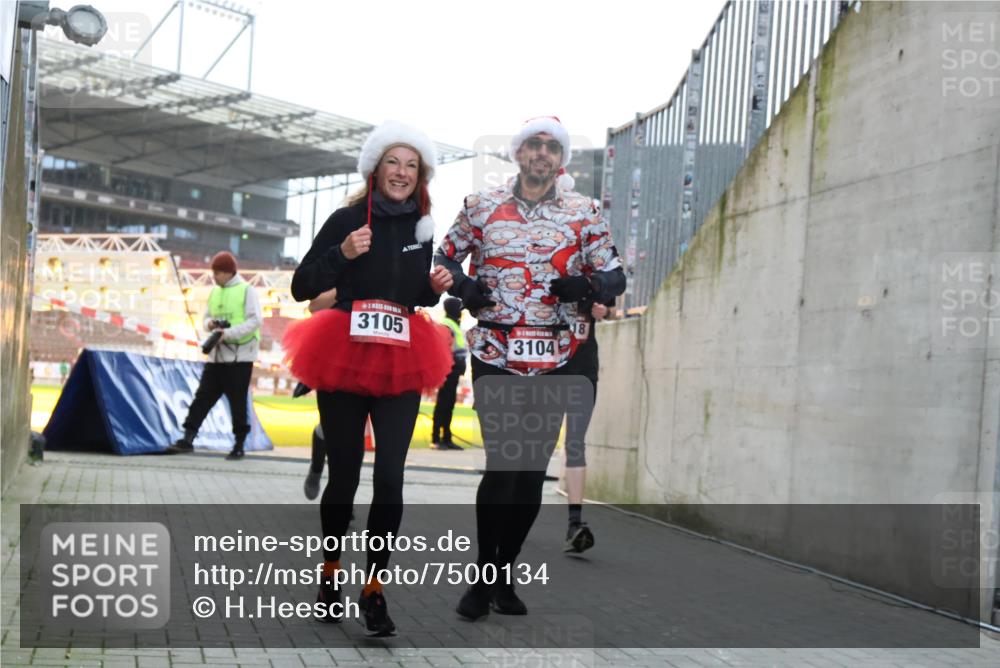 08.12.2024 - St. Pauli X-Mass-Run No. 14 H.Heesch http://msf.ph/oto/7500134 08.12.2024 10:03:04 Ziel 187, 604, 609, 1275, 2211, 2334, 2371, 2898, 3104, 3105, 345, 349, 1018, 2426, 3104, 3105 meine-sportfotos.de
